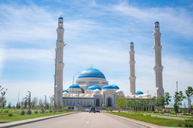 Astana, Kazakistan - 21 Mayıs 2025: Astana Kazakistan 'daki merkez camiinin ana yoldan tam manzarası. Büyük İslami mimari, şehrin kültürel ve ruhsal simgesidir..