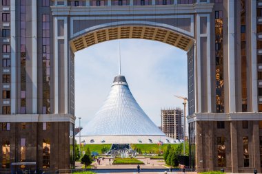 Astana, Kazakistan - 21 Mayıs 2025: Astana Kazakistan 'daki Khan Shatyr eğlence merkezi. İkonik çadır şekilli mimari simgeler alışveriş, eğlence ve geleceksel tasarımı birleştirir..