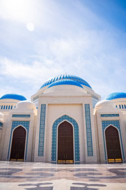 Astana, Kazakistan - 21 Mayıs 2025: Astana 'nın merkez camisinin iç avludan ele geçirilen panorama manzarası. Mimari uyum ve Kazakistan başkentinin göbeğinde ruhani atmosfer. 