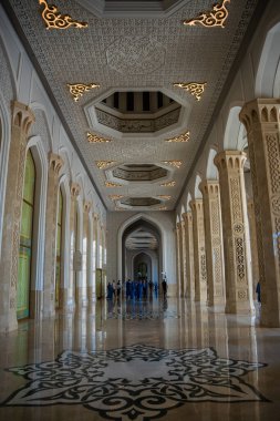 Astana, Kazakistan - 21 Mayıs 2025: Astana 'daki merkez cami koridorları yüksek kolonlara, kemerlere ve pencerelere sahip. Zarif İslami mimari ışık, uzay ve yapısal uyumu sergiliyor.