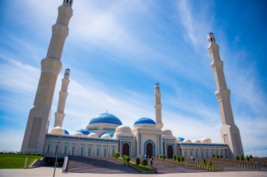 Astana, Kazakistan - 21 Mayıs 2025: Astana Kazakistan 'daki merkez camiinin ana yoldan tam manzarası. Büyük İslami mimari, şehrin kültürel ve ruhsal simgesidir..