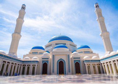 Astana, Kazakistan - 21 Mayıs 2025: Astana 'nın merkez camisi iç avludan ele geçirildi. Mimari uyum ve Kazakistan başkentinin göbeğinde ruhani atmosfer. 