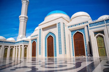 Astana, Kazakistan - 21 Mayıs 2025: Astana 'nın merkez camisinin iç avludan ele geçirilen panorama manzarası. Mimari uyum ve Kazakistan başkentinin göbeğinde ruhani atmosfer. 
