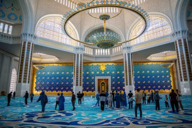 Astana, Kazakistan - 21 Mayıs 2025: Astana 'daki merkez cami ana kubbenin altında. Büyük İslam mimarisi Kazakistan 'ın ruhani geleneğini ve kültürel kimliğini yansıtıyor.. 
