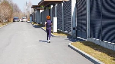 Parkta yürüyüş pratiği yapan bir kadın açık hava fitness rutininin bir parçası. Sağlıklı hareket, dayanıklılık ve düşük etki kardiyo aktivitesi. Yüksek kalite 4k görüntü