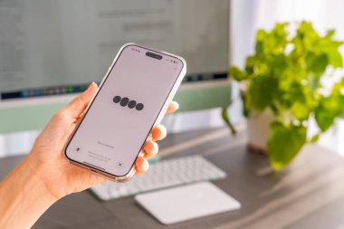 Prag, Çek Cumhuriyeti - 24 Şubat 2025: Ekranda Chat Gpt uygulaması ile el ele tutuşmanın görüntüsü. Open Ai 'nin asistanıyım. Yapay zeka konsepti. Yüksek kalite fotoğraf