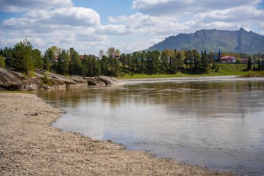 Altai, Rusya 'daki Biya Nehri kıyısında Aşk Taşı olarak bilinen lav oluşumu. Kutsal doğal işaretler ve vahşi doğadaki duygusal sembolizm kavramı. Yüksek kalite fotoğraf