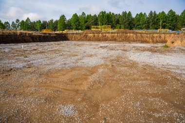 İnşaat için temizlenmiş inşaat alanı hazırlandı. Kazı alanı yeni mimari gelişmeler ve yapısal çalışmalar için hazır. Yüksek kalite fotoğraf