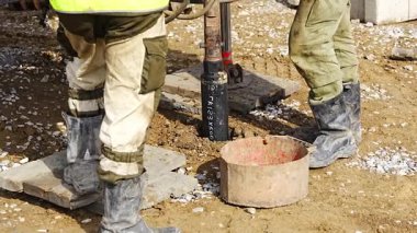 Yığın delme işlemi sırasında toprak örneklerini yakından incele. Jeoteknik analiz ve temel değerlendirmesi için yeraltı materyallerinin çıkarılması. Yüksek kalite 4k görüntü