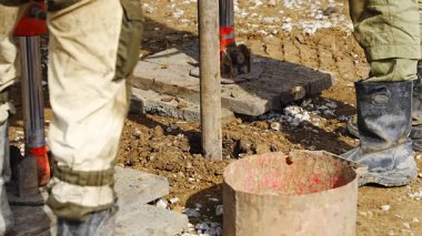 Yığın delme işlemi sırasında toprak örneklerini yakından incele. Jeoteknik analiz ve temel değerlendirmesi için yeraltı materyallerinin çıkarılması. Yüksek kalite 4k görüntü