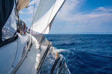 Denizi yarıp geçen bir yatın yanında Hırvatistan yakınlarında yelkenler açılıyor. Hareket, özgürlük, yelkencilik yaşam tarzı ve açık denizde macera. Yüksek kalite fotoğraf