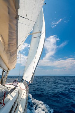 Denizi yarıp geçen bir yatın yanında Hırvatistan yakınlarında yelkenler açılıyor. Hareket, özgürlük, yelkencilik yaşam tarzı ve açık denizde macera. Yüksek kalite fotoğraf
