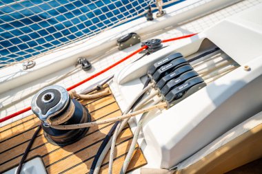 Hırvatistan yakınlarındaki bir yelkenli yatının güvertesindeki halat debriyajları ve vinçlerin yakın çekimleri. Yelken ekipmanları, kontrol sistemleri ve denizdeki hayatın teknik detayları. Yüksek kalite fotoğraf