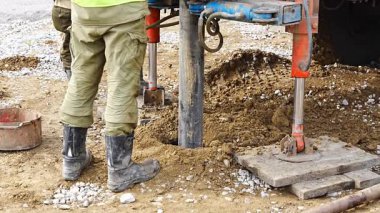 Yığın delme işlemi sırasında toprak örneklerini yakından incele. Jeoteknik analiz ve temel değerlendirmesi için yeraltı materyallerinin çıkarılması. Yüksek kalite 4k görüntü