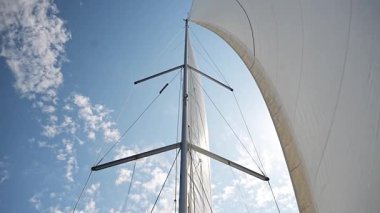 Hırvatistan yakınlarındaki bir yatın pruvasından görülen rüzgarla dolu beyaz yelkenliler. Özgürlük, temiz enerji, macera ve açık denizde dikkatli bir yolculuk. Yüksek kalite 4k görüntü