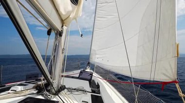 Tüm yelkenliler Hırvatistan yakınlarındaki açık denizde son sürat giden bir yat. Dinamik deniz macerası ve okyanus yolculuğu özgürlüğü. Yüksek kalite 4k görüntü