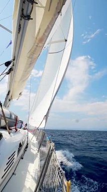 Tüm yelkenliler Hırvatistan yakınlarındaki açık denizde son sürat giden bir yat. Dinamik deniz macerası ve okyanus yolculuğu özgürlüğü. Yüksek kalite 4k görüntü