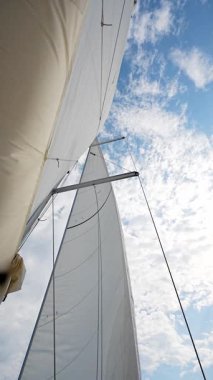 Hırvatistan yakınlarındaki bir yatın pruvasından görülen rüzgarla dolu beyaz yelkenliler. Özgürlük, temiz enerji, macera ve açık denizde dikkatli bir yolculuk. Yüksek kalite 4k görüntü