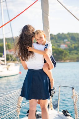 Anne ve kızı yelkenli bir yatın pruvasında birlikte vakit geçiriyorlar. Aile bağları, deniz maceraları ve huzurlu bir seyahat tarzı. Yüksek kalite fotoğraf