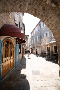 Budva, Karadağ - 20 Haziran 2025: Budva Karadağ 'daki Eski Kentin dar sokakları. Tarihi mimari, taş duvarlar ve popüler seyahat yerleri. 