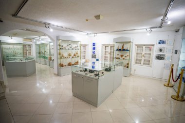 Budva, Karadağ - 20 Haziran 2025: Budva Karadağ müzesinde arkeolojik sergiler sergileniyor. Kültür mirası, tarihi eserler ve turizm cazibesi. 