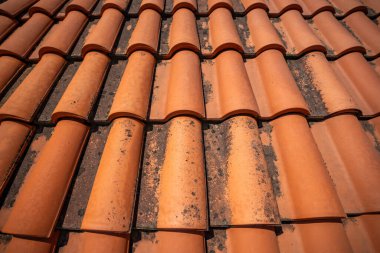 Eski bir Akdeniz kasabasındaki kırmızı seramik çatı fayanslarının yakın çekimi. Geleneksel çatı, mimari ve inşaat dokusu. Yüksek kalite fotoğraf