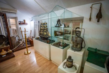 Budva, Karadağ - 20 Haziran 2025: Budva Karadağ müzesinde arkeolojik sergiler sergileniyor. Kültür mirası, tarihi eserler ve turizm cazibesi. 