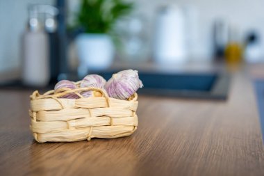 Mutfak tezgahında Çin sade karanfil sarımsağı olan sepet. Doğal yemek malzemesi, organik sebze ve mutfak hazırlığı. Yüksek kalite fotoğraf