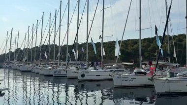 Hvar, Hırvatistan - 15 Haziran 2025: Hırvatistan 'ın Hvar Adası' ndaki marinada üst üste demirlemiş yelkenli yatlar. Adriyatik 'te deniz yaşamı, yaz seyahati ve ada keşfi. 
