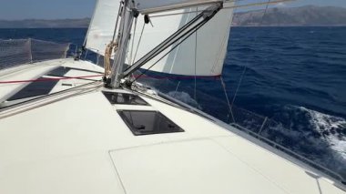 Denizi boydan boya geçen yelkenli bir yatın pruvası. Hırvatistan yakınlarında yelkenler tamamen açık. Özgürlük, hareket, temiz enerji ve açık denizde yavaş yolculuk. Yüksek kalite 4k görüntü