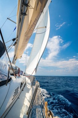 Denizi yarıp geçen bir yatın yanında Hırvatistan yakınlarında yelkenler açılıyor. Hareket, özgürlük, yelkencilik yaşam tarzı ve açık denizde macera. Yüksek kalite fotoğraf