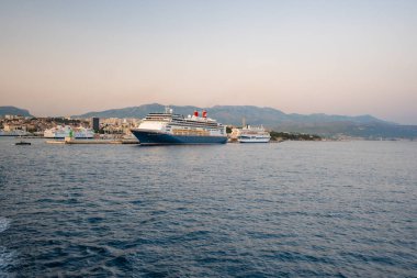 Split, Hırvatistan - 14 Haziran 2025: Jadrolinija feribotu Split rıhtımından Hırvatistan 'a ılık gün batımı ışığında hareket ediyor. Hırvatistan 'da yaz seyahati, ada ulaşımı ve deniz tatili. 