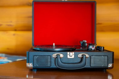 Yanında vinil plakla birlikte bavul tasarımı açık klasik müzik çalar. Retro müzik, sıcak ve nostaljik atmosferde çalmaya hazır. Yüksek kalite fotoğraf