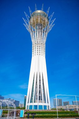 Astana, Kazakistan - 21 Mayıs 2025: Astana Kazakistan 'da şehir siluetine karşı Bayterek anıtı. Ulusal sembol modern Kazakistan 'ın kültürel kimliğini ve özlemlerini temsil ediyor.. 