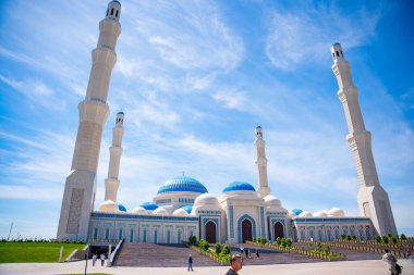 Astana, Kazakistan - 21 Mayıs 2025: Astana Kazakistan 'daki merkez camiinin ana yoldan tam manzarası. Büyük İslami mimari, şehrin kültürel ve ruhsal simgesidir..
