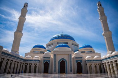 Astana, Kazakistan - 21 Mayıs 2025: Astana 'nın merkez camisinin iç avludan ele geçirilen panorama manzarası. Mimari uyum ve Kazakistan başkentinin göbeğinde ruhani atmosfer. 