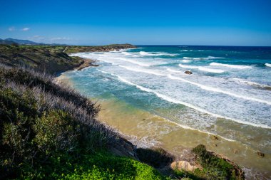 Engebeli kayalık bir kıyı şeridi ve Kuzey Kıbrıs 'ta kıyıya vuran güçlü dalgaları olan vahşi bir sahil. Doğanın ham enerjisi ve Akdeniz 'in evcilleştirilmemiş güzelliği. Yüksek kalite fotoğraf