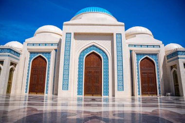 Astana, Kazakistan - 21 Mayıs 2025: Astana 'nın merkez camisinin iç avludan ele geçirilen panorama manzarası. Mimari uyum ve Kazakistan başkentinin göbeğinde ruhani atmosfer. 