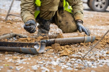 Laboratuvar analizi için toprak kesme ve temizleme örneği. Temel materyallerin jeoteknik testler ve bilimsel değerlendirmeler için hazırlanması. Yüksek kalite fotoğraf