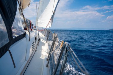 Denizi yarıp geçen bir yatın yanında Hırvatistan yakınlarında yelkenler açılıyor. Hareket, özgürlük, yelkencilik yaşam tarzı ve açık denizde macera. Yüksek kalite fotoğraf