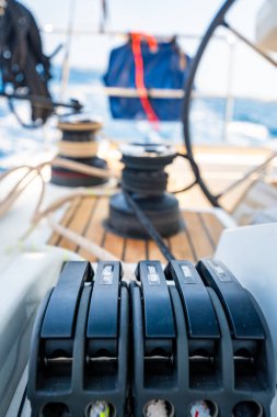 Hırvatistan yakınlarındaki bir yelkenli yatının güvertesindeki halat debriyajları ve vinçlerin yakın çekimleri. Yelken ekipmanları, kontrol sistemleri ve denizdeki hayatın teknik detayları. Yüksek kalite fotoğraf