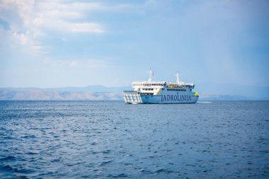 Split, Hırvatistan - 14 Haziran 2025: Jadrolinija feribotu Split 'ten Hırvatistan' ın Hvar Adası 'na Adriyatik Denizi' nden geçiyor. Toplu taşıma, yaz seyahati ve ada bağlantısı