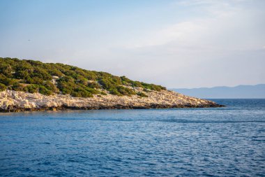 Hırvatistan 'da sakin denizlerle çevrili Lastovo Ulusal Parkı' nın ıssız adaları. Doğa rezervi, uzak manzara ve Akdeniz yaz kaçışı. Yüksek kalite fotoğraf