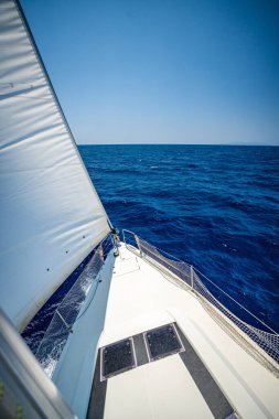 Direkten, Hırvatistan yakınlarındaki bir yelkenli yatının pruvasına kadar uzanan görüntü. Özgürlük, macera, yat hayatı ve dinamik deniz yolculuğu. Yüksek kalite fotoğraf