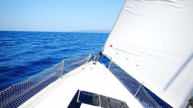 Hırvatistan 'ın Split kenti - 14 Haziran 2025: Hırvatistan yakınlarında denize açılan yelkenli bir yatın yayı. Özgürlük, hareket, temiz enerji ve açık denizde yavaş yolculuk. 4k görüntü