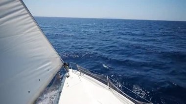 Direkten, Hırvatistan yakınlarındaki bir yelkenli yatının pruvasına kadar uzanan görüntü. Özgürlük, macera, yat hayatı ve dinamik deniz yolculuğu. Yüksek kalite 4k görüntü