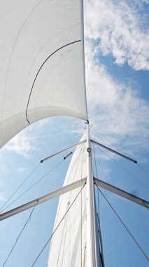 Hırvatistan yakınlarındaki bir yatın pruvasından görülen rüzgarla dolu beyaz yelkenliler. Özgürlük, temiz enerji, macera ve açık denizde dikkatli bir yolculuk. Yüksek kalite 4k görüntü