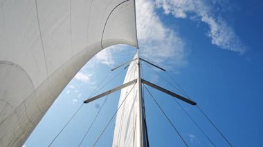 Hırvatistan yakınlarındaki bir yatın pruvasından görülen rüzgarla dolu beyaz yelkenliler. Özgürlük, temiz enerji, macera ve açık denizde dikkatli bir yolculuk. Yüksek kalite 4k görüntü