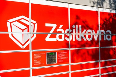 Prag, Çek Cumhuriyeti - 15 Ağustos 2025: Zasilkovna Prag 'ın yerleşim bölgesinde serbest servis paketi. 