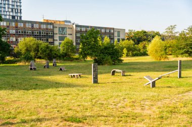 Prag, Çek Cumhuriyeti - 15 Ağustos 2025: Kamu parkında ahşap engelli, rampalı ve çeviklik ekipmanlı şehir köpek eğitim sahası, evcil hayvan dostu şehirler ve açık hava köpek etkinliği alanları. 